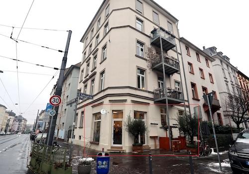 Eckgewerbe mit Terrasse