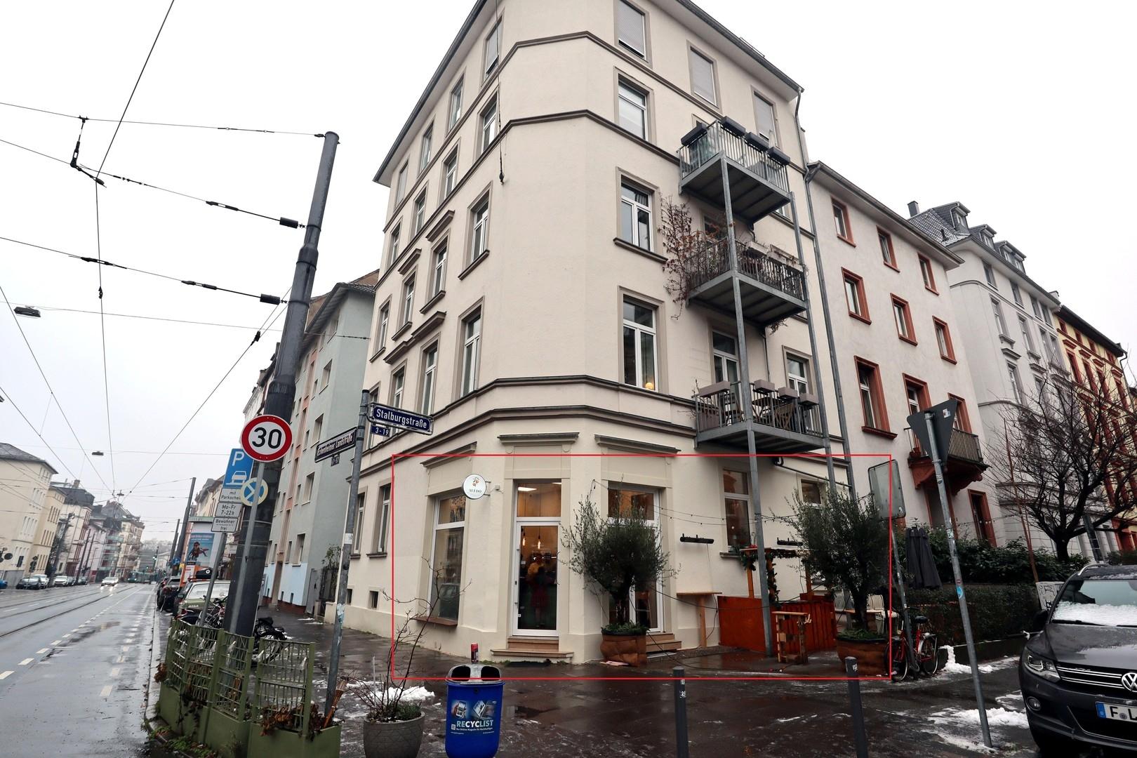 Eckgewerbe mit Terrasse