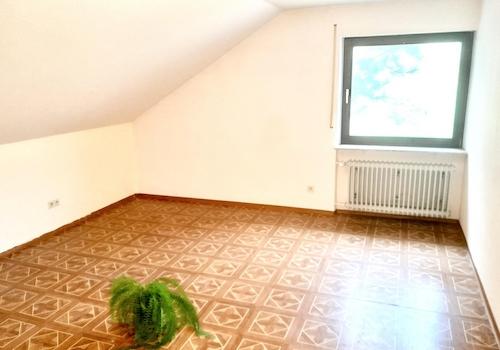 In üppigem Schlafzimmer