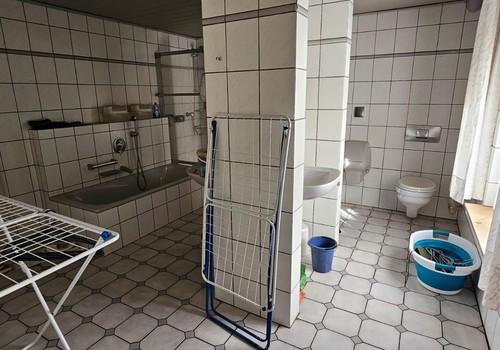 Zweites Badezimmer + Waschraum