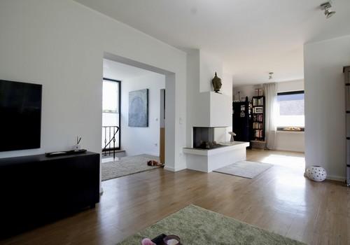 offener Wohnbereich mit Kamin