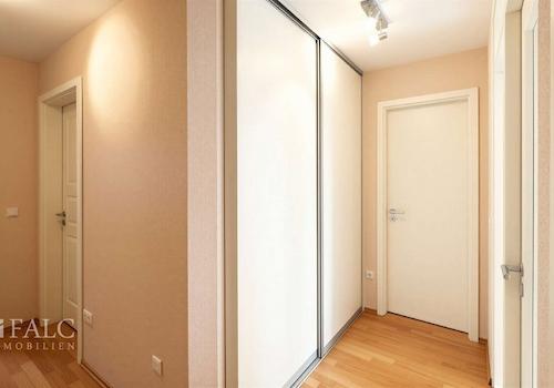 Flur mit Garderoben-Einbauschrank