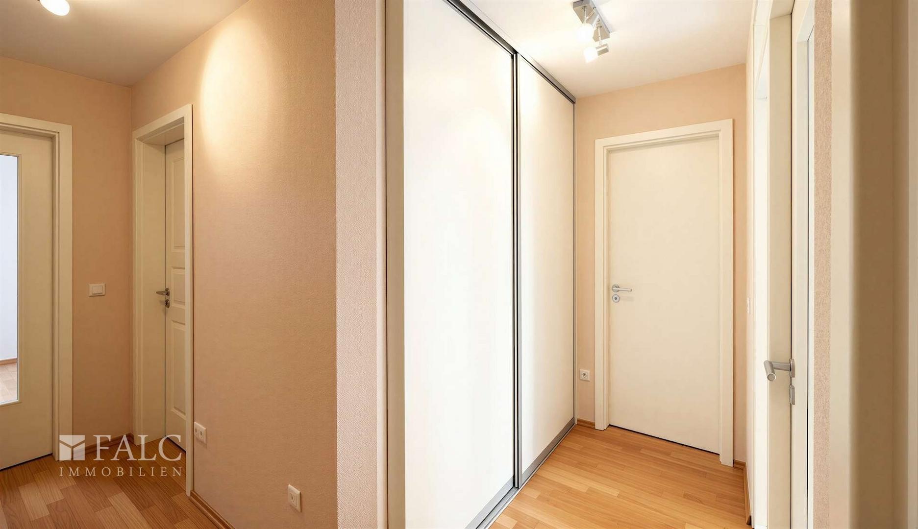 Flur mit Garderoben-Einbauschrank