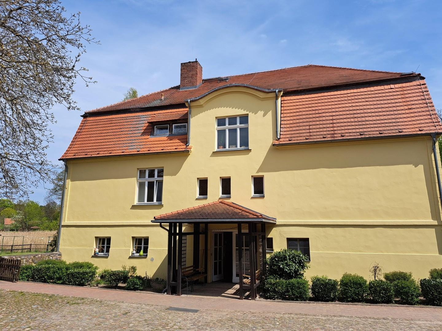 Blick auf Haupteingang vom Hof