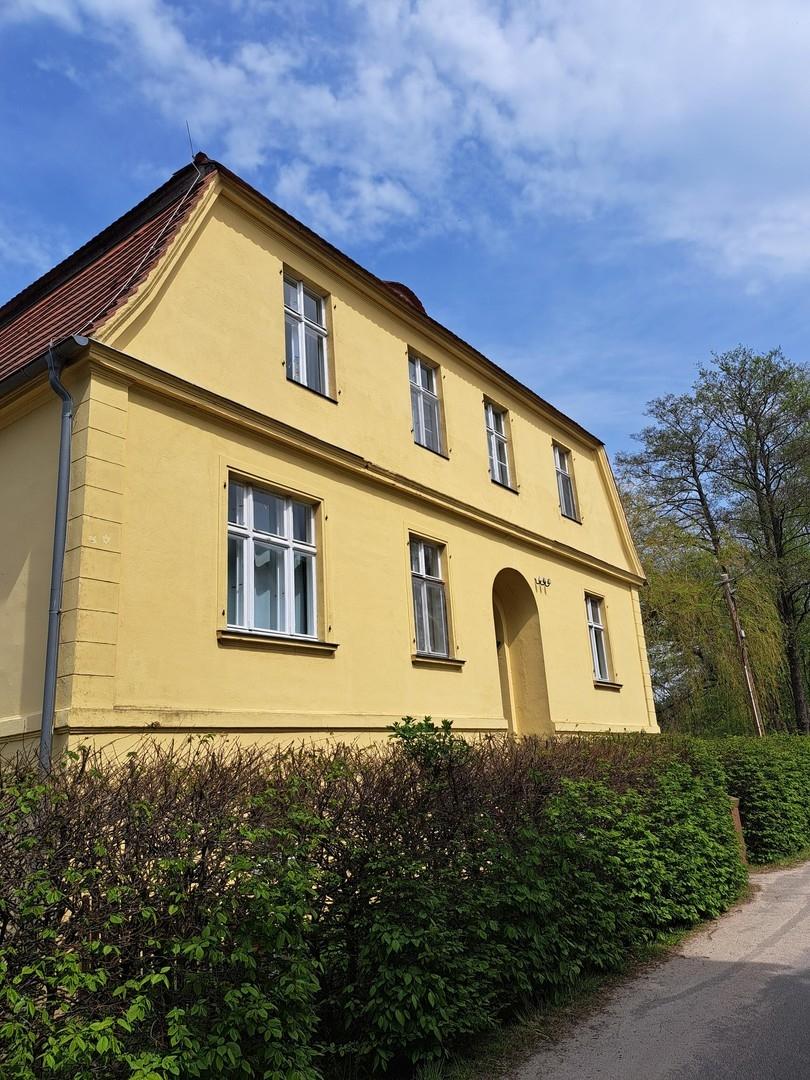 Blick auf Gebäude von Straße