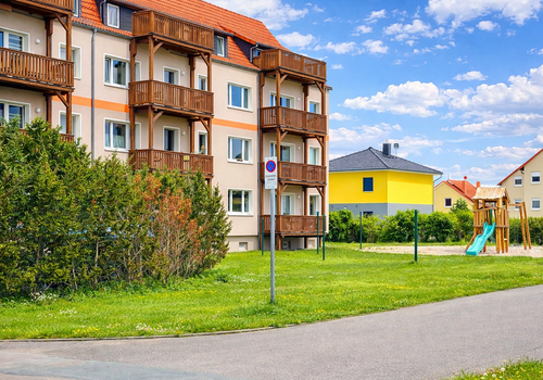 Rückseite inkl. Spielplatz
