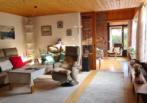 Wohnzimmer mit Schiebetür zum Kaminzimmer