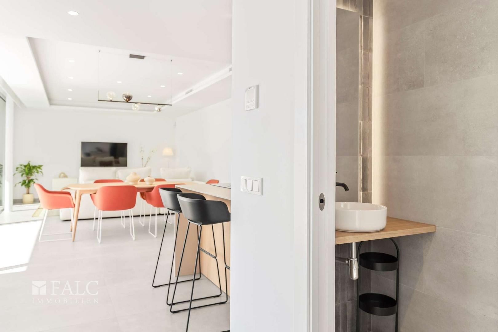 Wohn- und Essbereich / Badezimmerzugang
