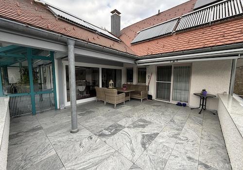 teilüberdachte Terrasse