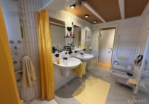 Master-Schlafzimmer mit eigenem Bad