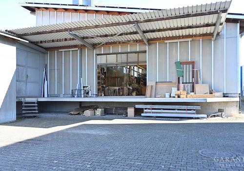 Ein Rolltor an der Laderampe