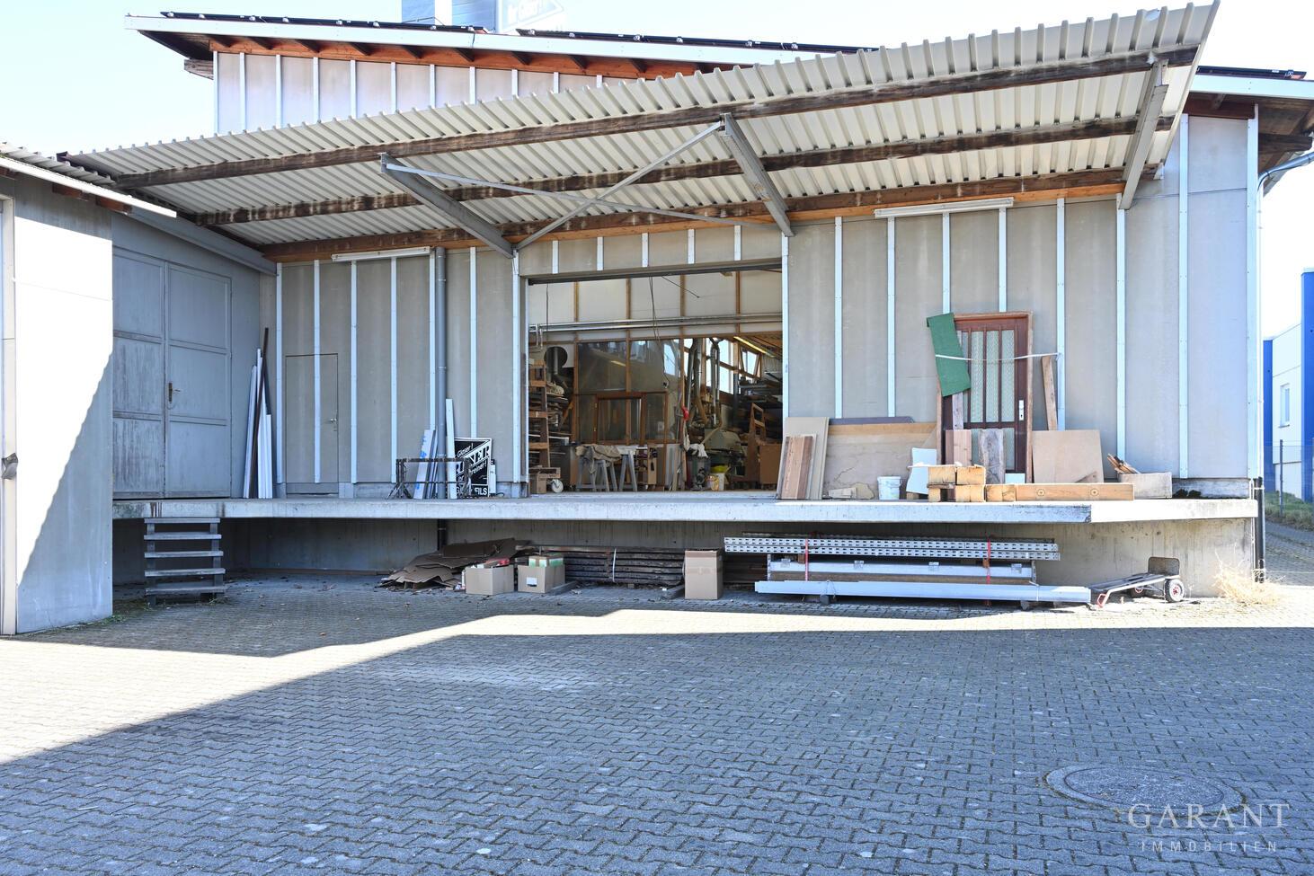 Ein Rolltor an der Laderampe