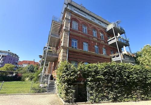 Außenansicht mit Eingang zum Garten