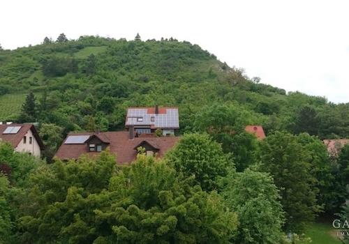 Hausansicht mit Hanggrundstück