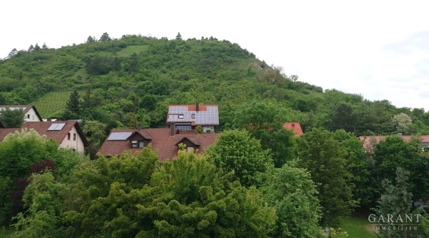 Hausansicht mit Hanggrundstück