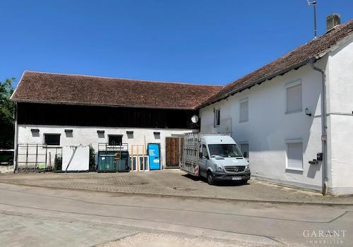 Halle mit angrenzendem Wohnhaus