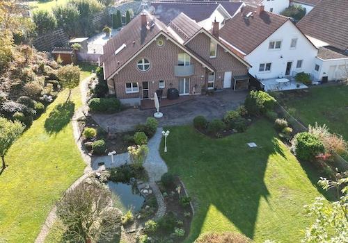 Ansicht hinten mit Garten