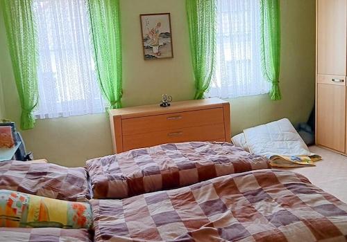 Schlafzimmer mit Möbel - Teil 1