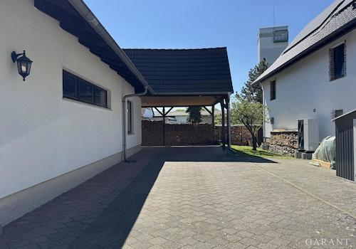 Zufahrt/ Carport