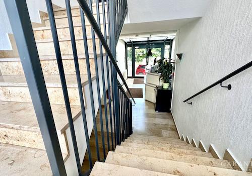 Hotel.Treppenhaus.Blick.Empfang