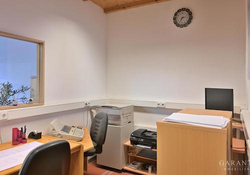 Büro in  der Werkstatthalle.