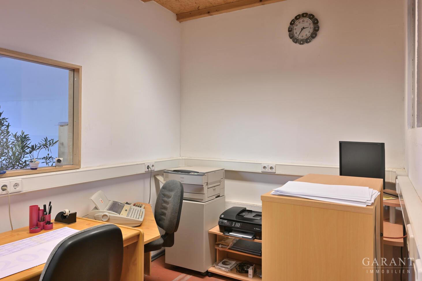 Büro in  der Werkstatthalle.