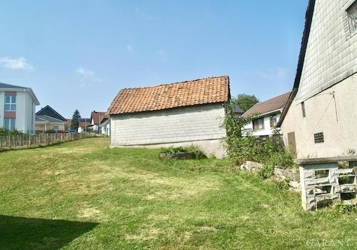 Grundstück linke Seite mögl. Parkplätze 