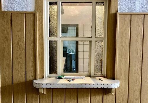 Ausschank- Fenster/ Rezeption 