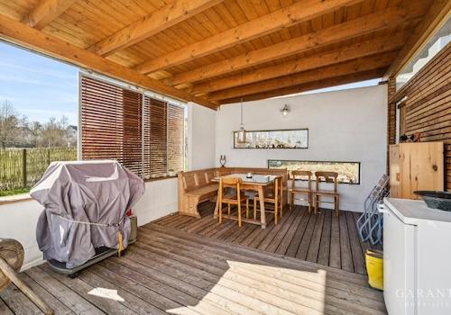 Überdachter Teil der Terrasse 