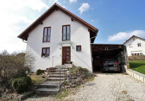 Haus - Eingangseite m. Carport