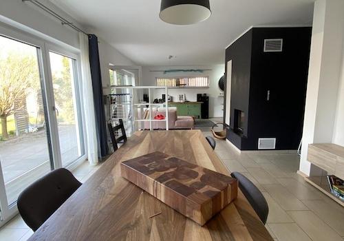 Essbereich mit Blick in den Wohnbereich