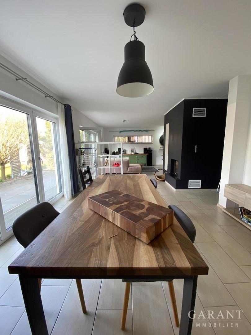 Essbereich mit Blick in den Wohnbereich