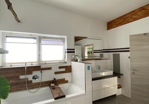 Badezimmer mit Blick auf Wanne und Waschbecken