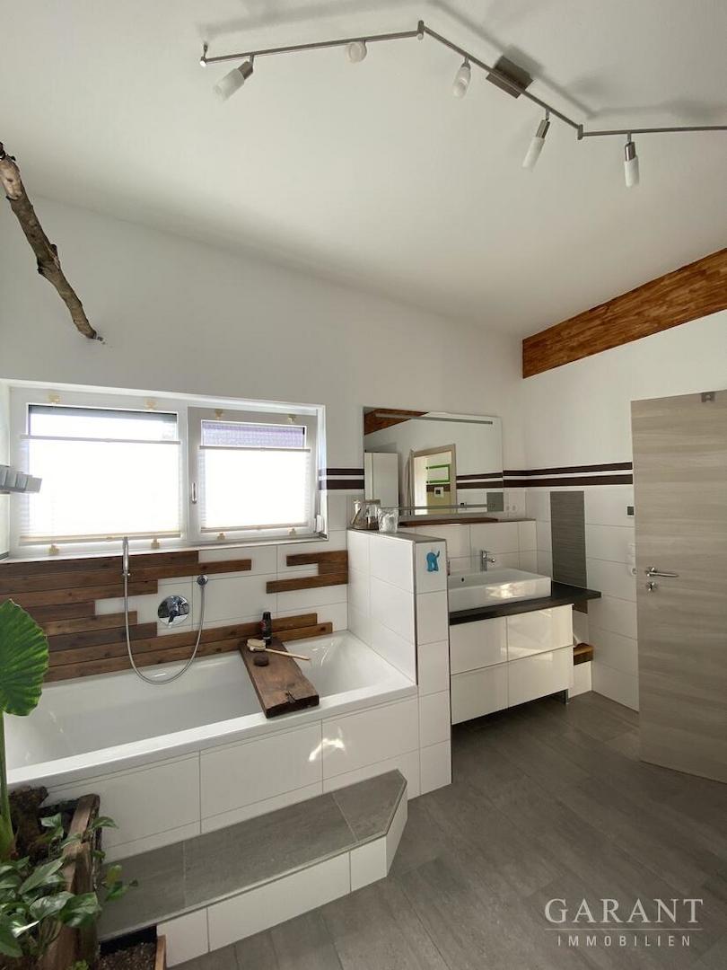 Badezimmer mit Blick auf Wanne und Waschbecken