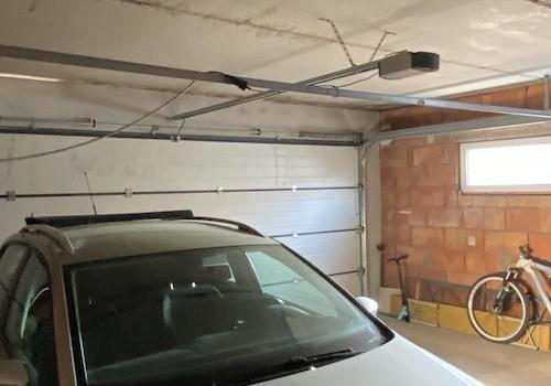 Elektrisch öffnende Doppelgarage mit Tageslichtfen