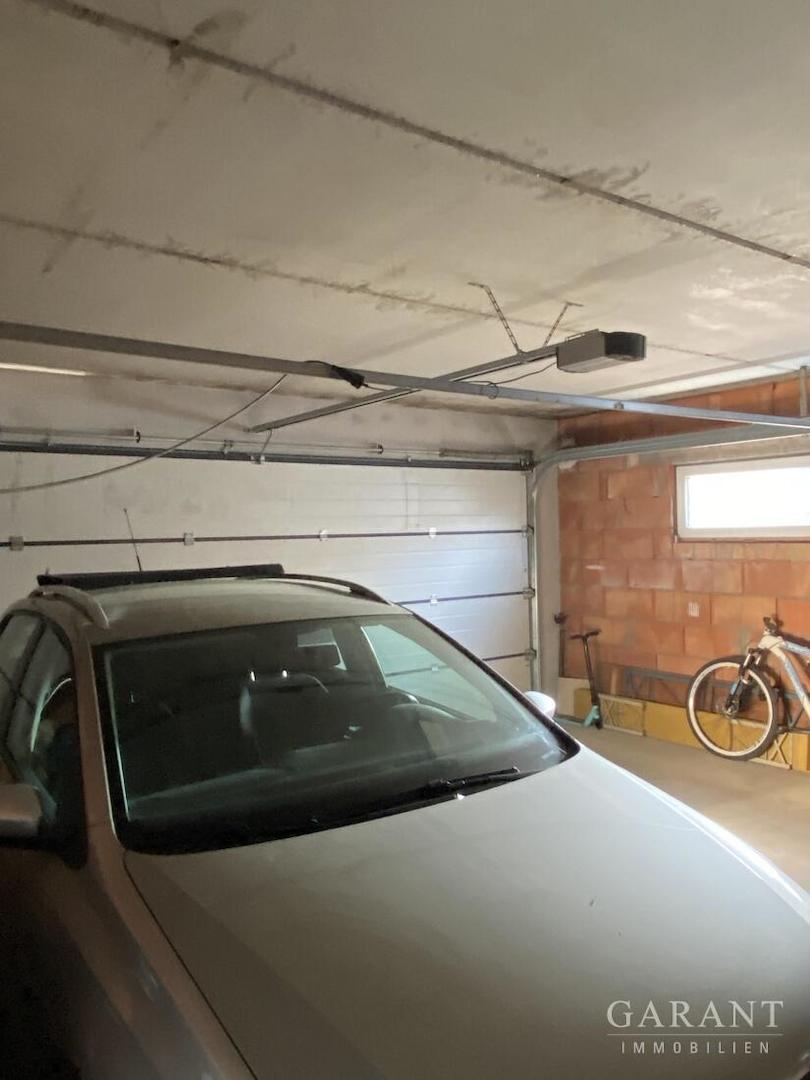 Elektrisch öffnende Doppelgarage mit Tageslichtfen