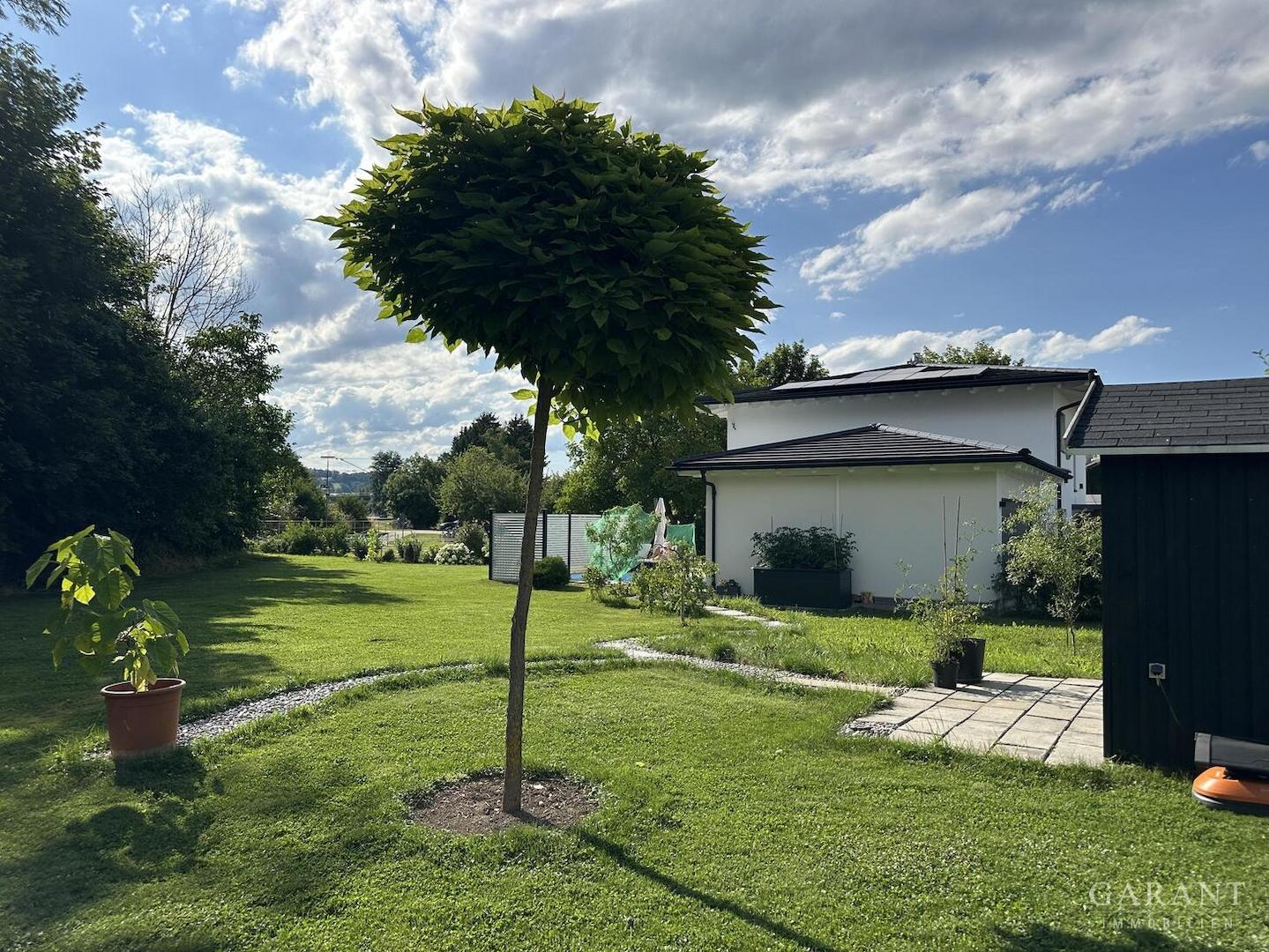 Garten und Seitenansicht