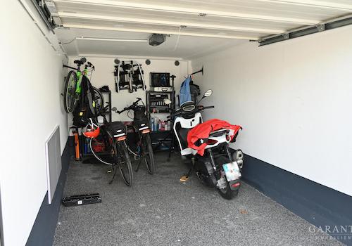 Garage mit elektr. Rolltor