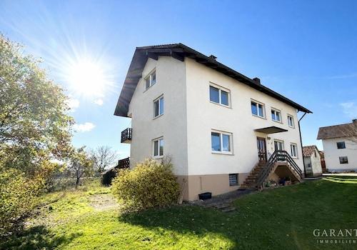 zweifamilienhaus bei Sonnenschein