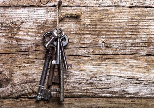 Schlüssel an Holzwand