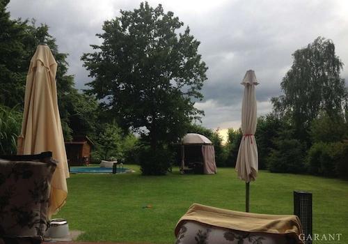 06 Garten mit Pavillon und Pool