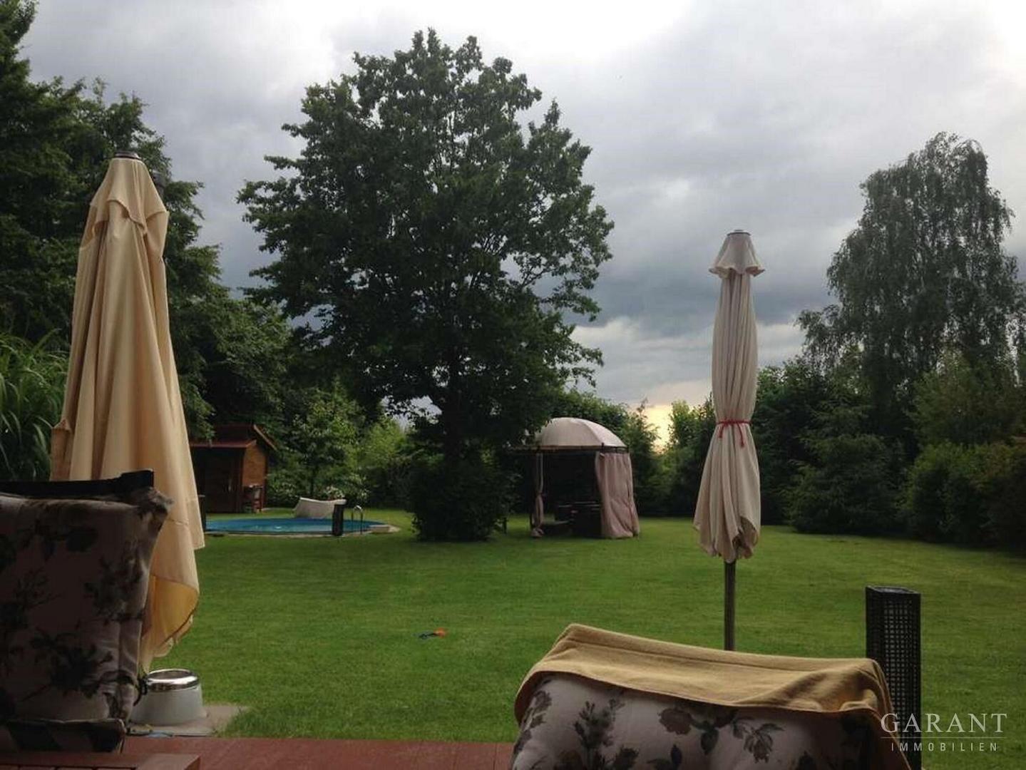 06 Garten mit Pavillon und Pool