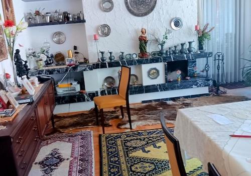 Wohnzimmer mit Kamin