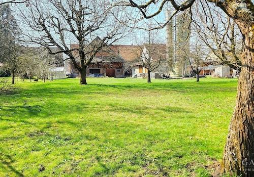 Grundstück + Gebäuderückseite