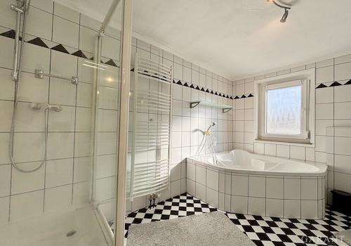 Tageslichtbad mit Dusche