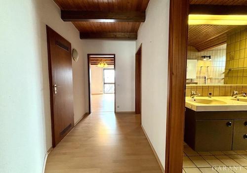 Durchgang Zimmer m Bad