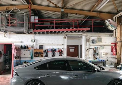 Autowerkstatt mit Hebebühne