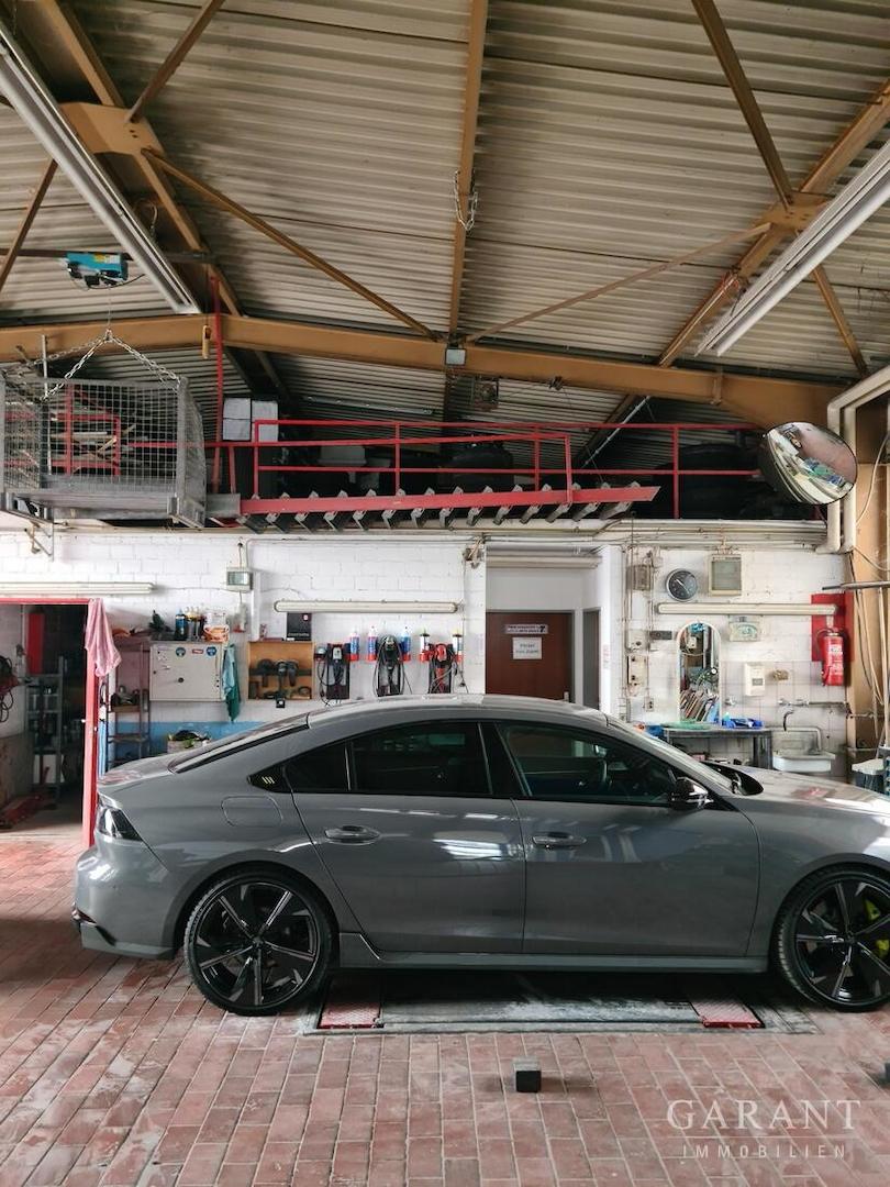 Autowerkstatt mit Hebebühne