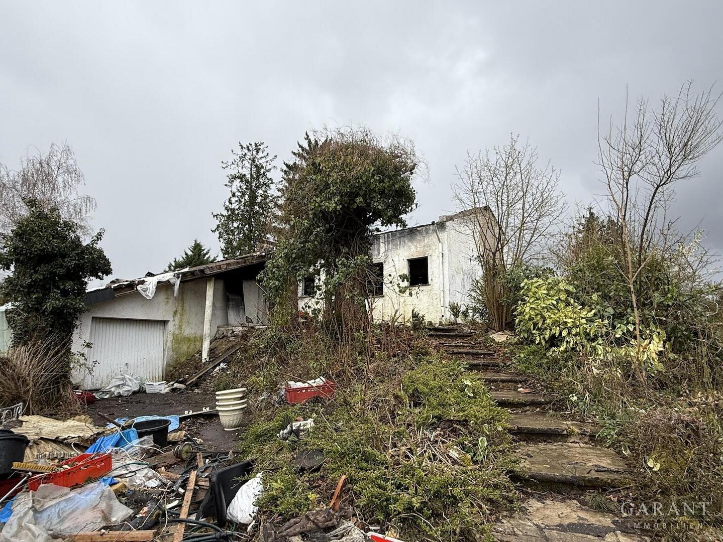 Abrisshaus u. Zugang