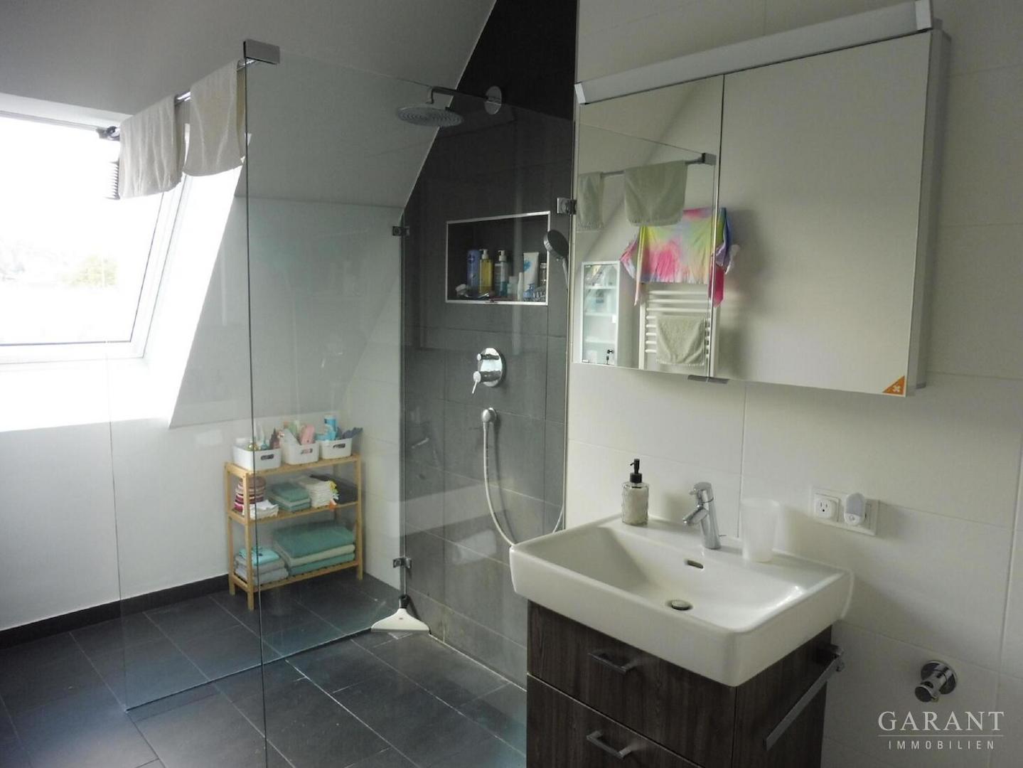 11 OG-Badezimmer mit Dusche